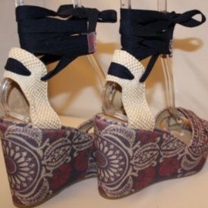 Stuart Weitzman x Theodora Callum